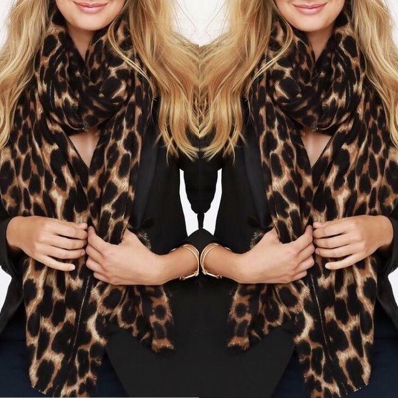 RESTOCKED✨ Leopard Scarf - Picture 2 of 4